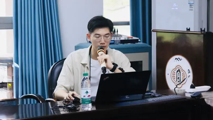 Jin Yan at The 11th Inter-Regional Forum on Dialectal Grammar