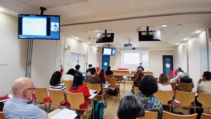 Chenghao Hu and Prof Victor Pan at Workshop on The Syntax and Semantics of Auxiliaries